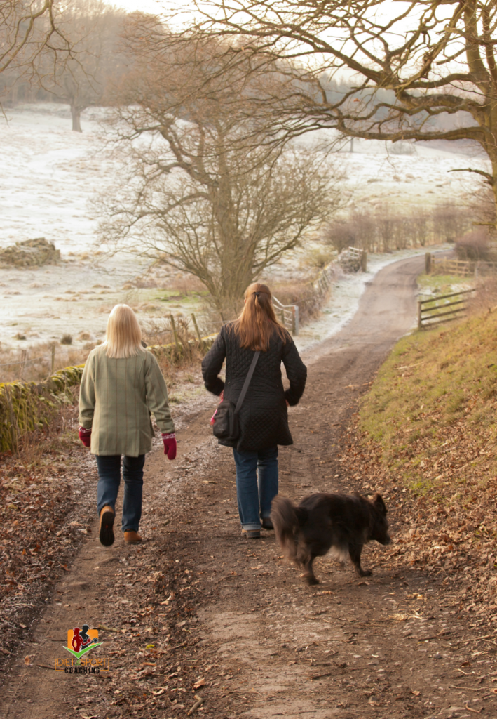 Marche en famille pour le bien-être physique et mental. Prendre l'air au parc. 