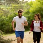 L'importance du cardio : bienfaits, conseils et erreurs à éviter. jogging. footing